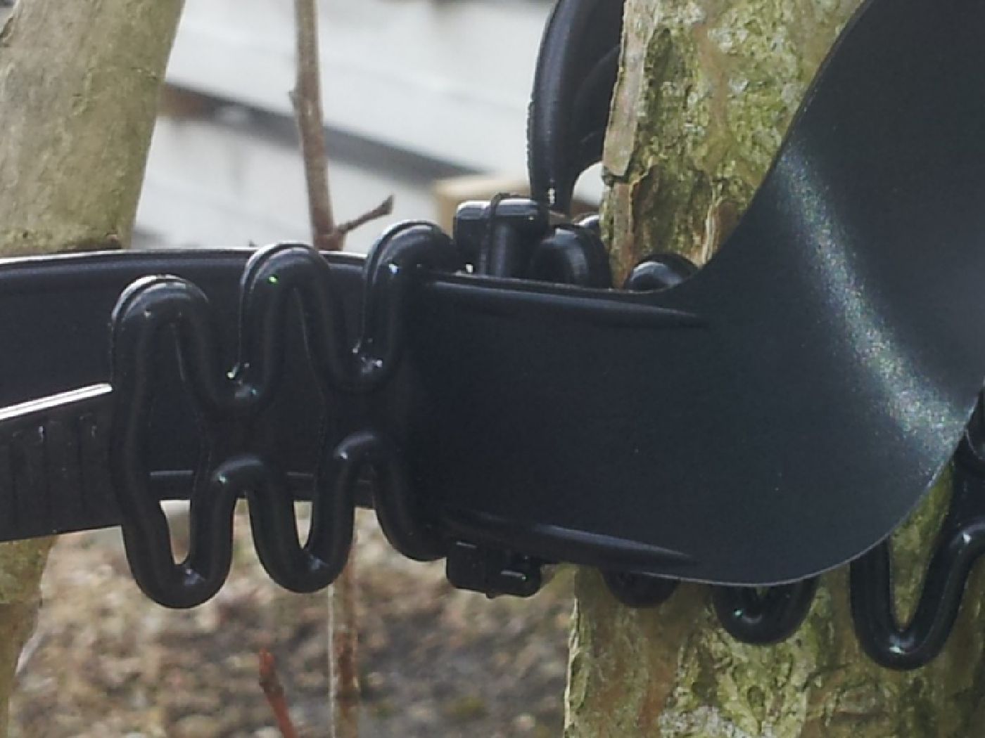self-releasing tree tie - interlocked self-releasing tree tie - interlocked